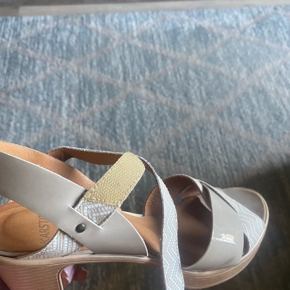 Women’s heeled sandals.   Good condition worn 2 or 3 times - Picture 5 of 6